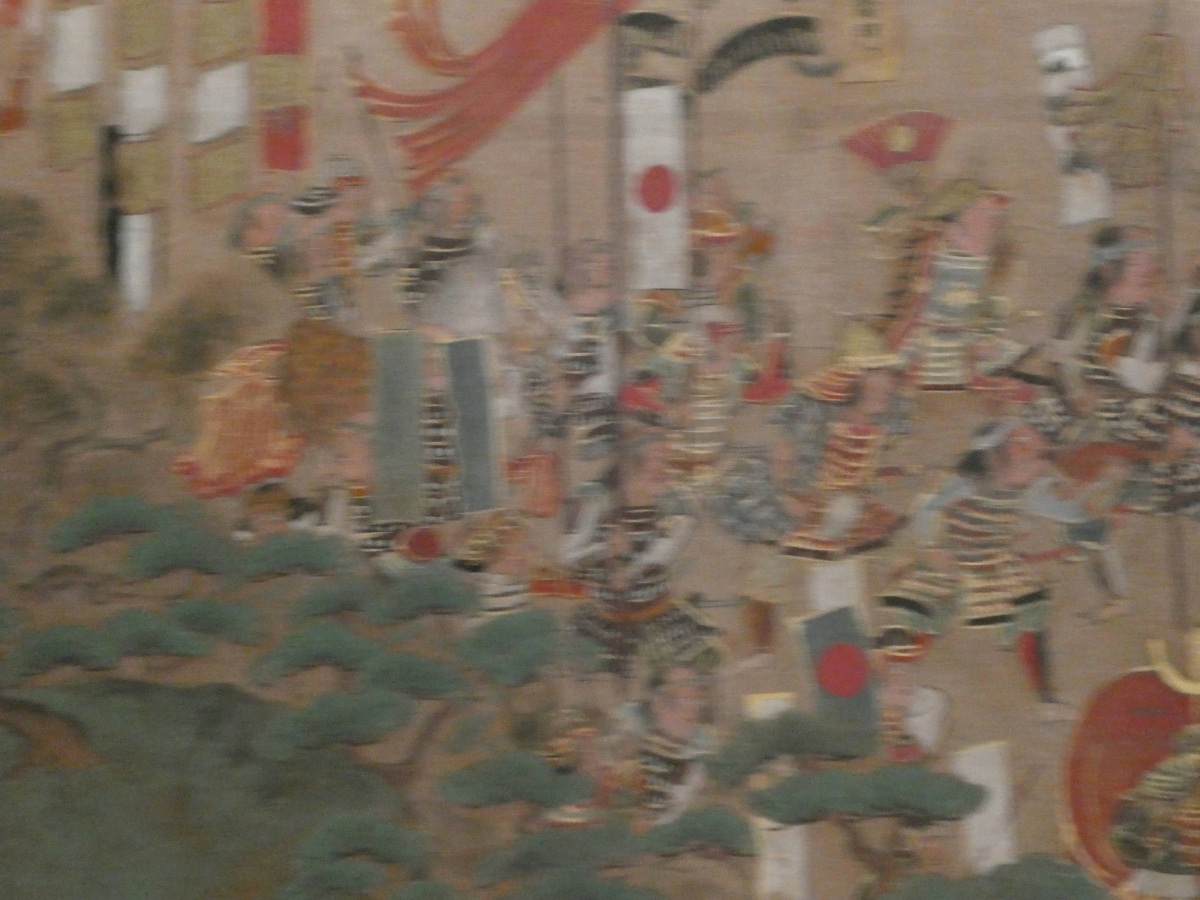 賤ヶ岳合戦図屏風の部分拡大。甲冑姿の武士と日の丸の旗