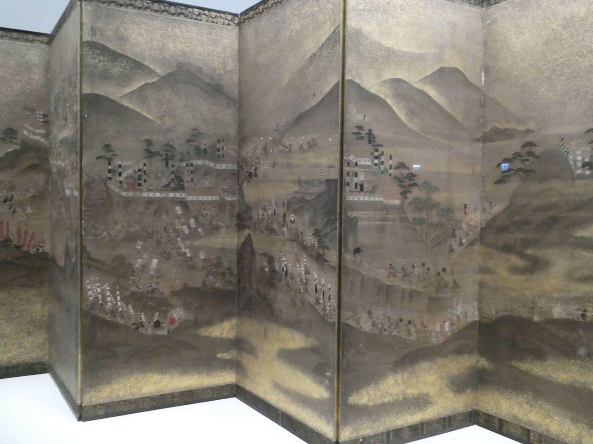 賤ヶ岳合戦図屏風の全景。山々の陣地と旗指物が描かれている