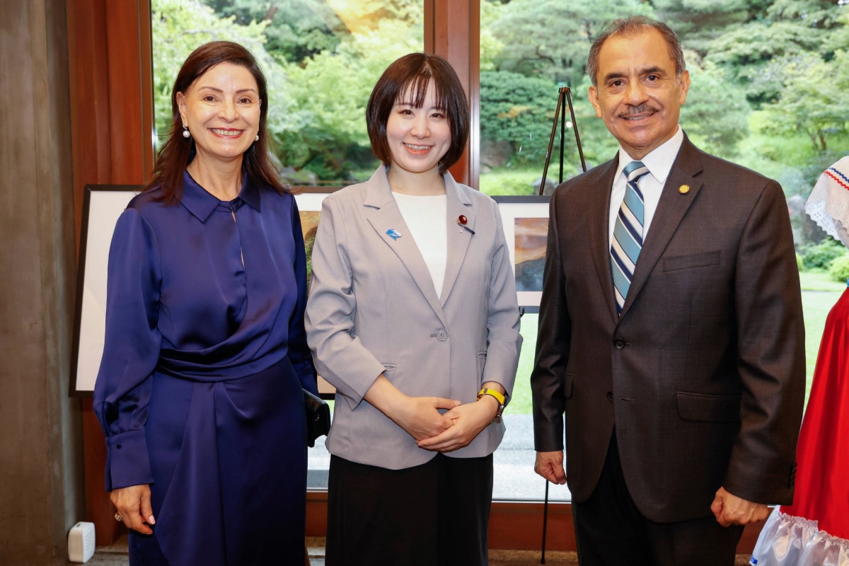 Japanese officials and the Ambassador of Costa Rica pose together during the Central American independence reception in Tokyo