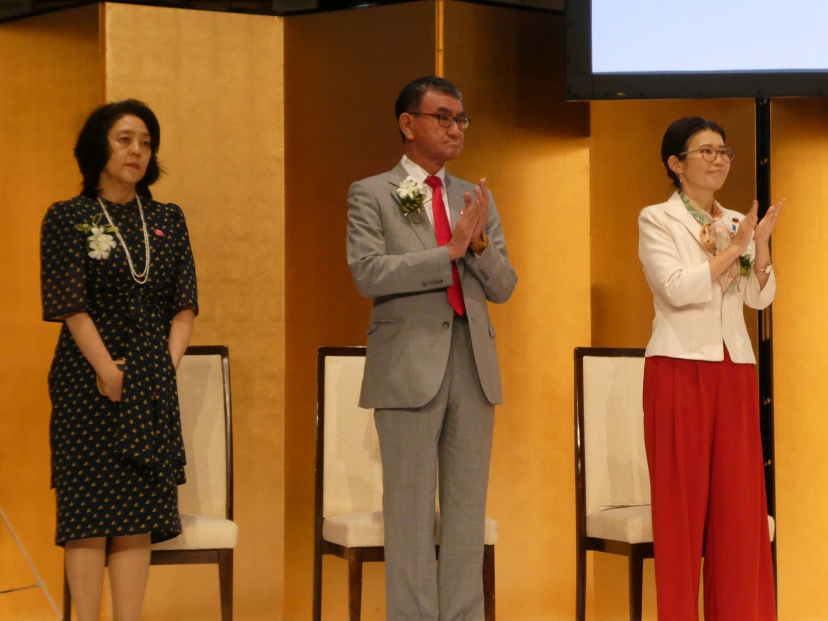 シンガポール・日本外交樹立60周年と第61回ナショナルデーを祝うレセプションでステージ上の来賓に拍手が送られる様子