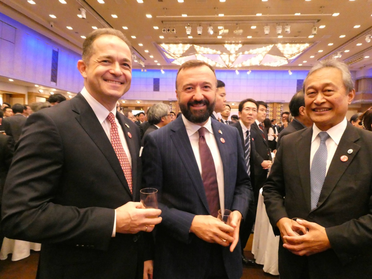 帝国ホテルで開催されたシンガポール大使館第61回独立記念日レセプションで歓談するゲストたち