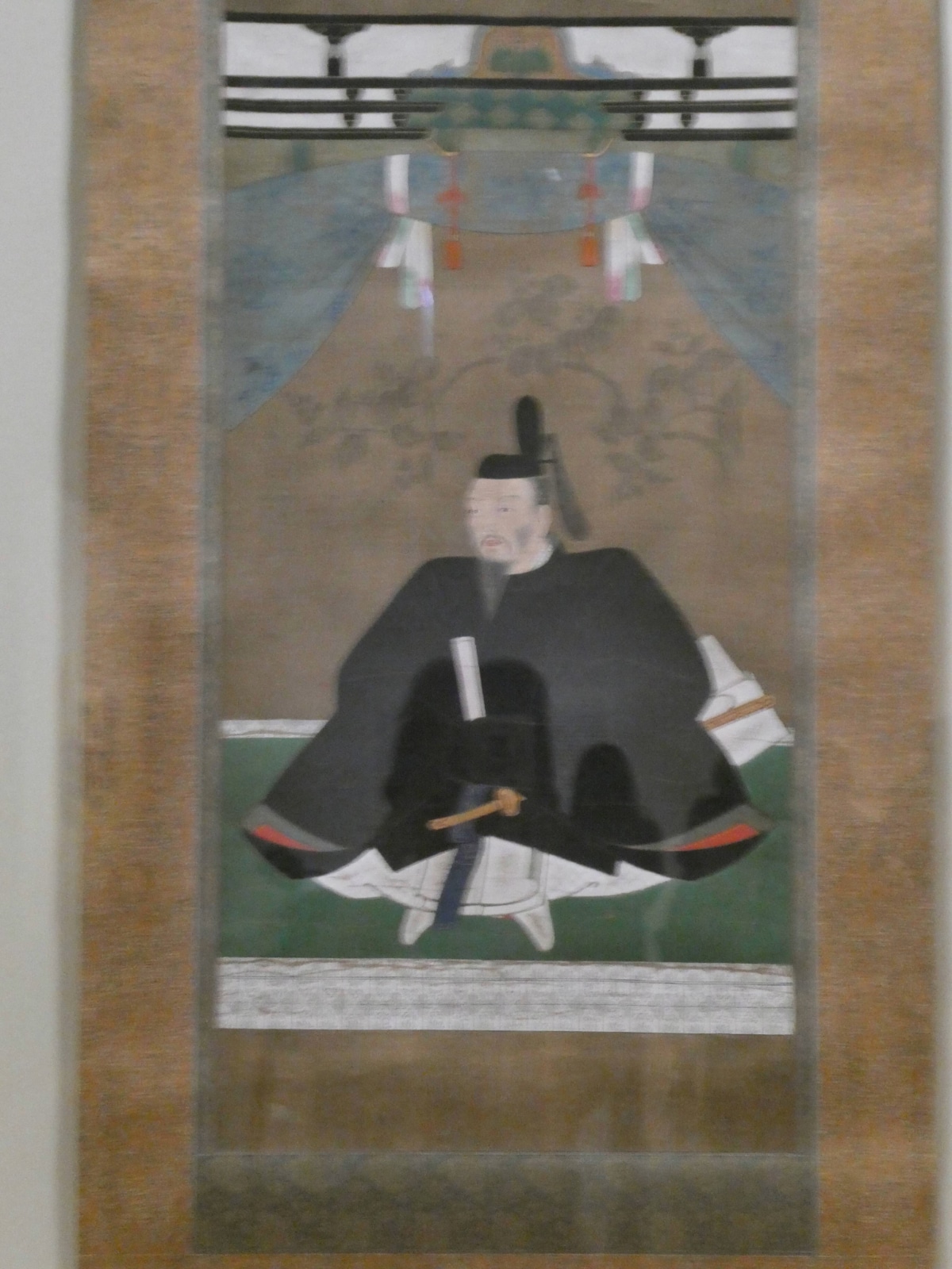 Portrait of Toyotomi Hidenaga in black sokutai court attire holding a shaku at the Edo-Tokyo Museum