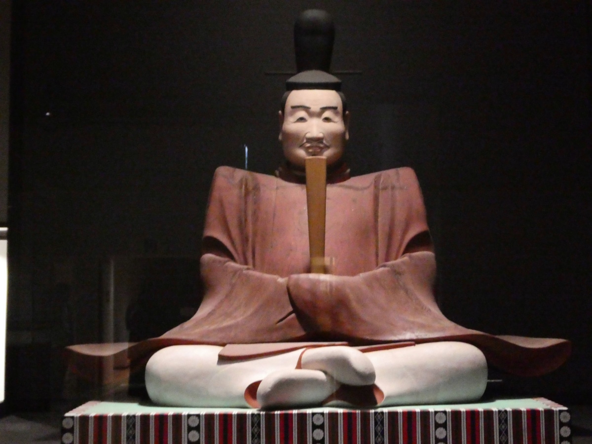 Wooden seated statue of Toyotomi Hideyoshi in sokutai court attire, attributed to Toyokuni Daimyojin