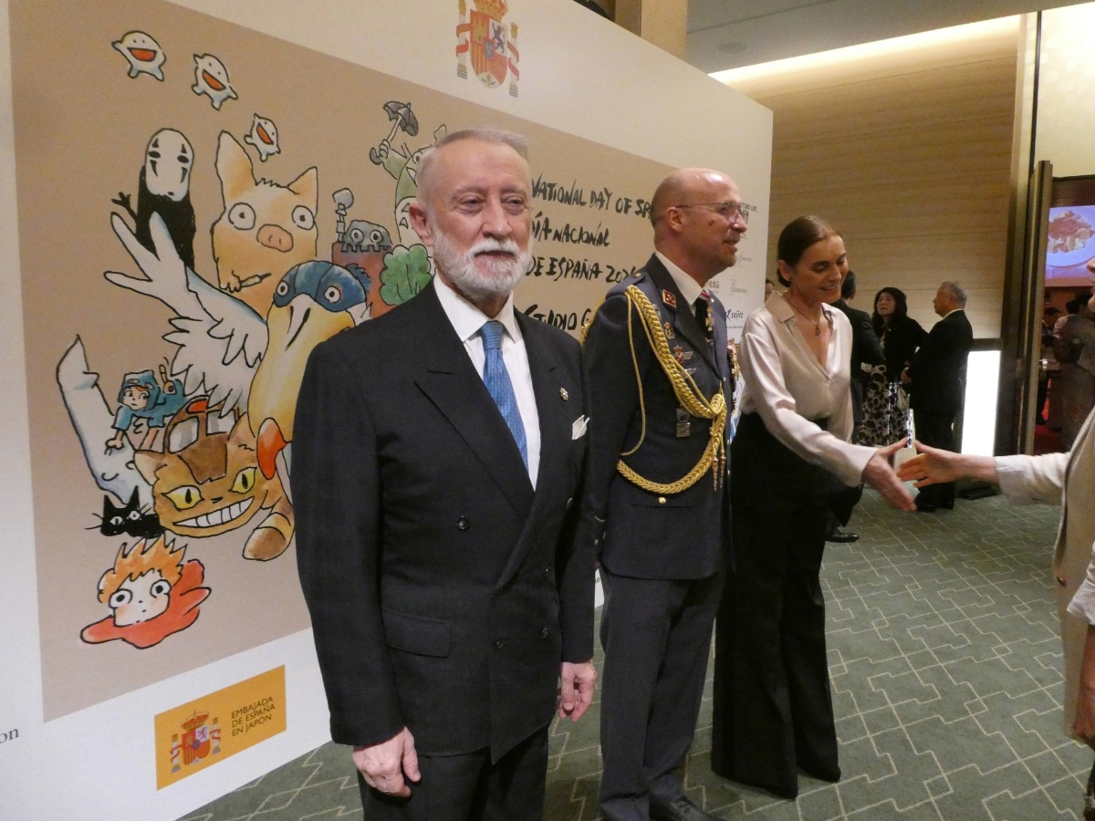 Guests being greeted at the entrance of the Embassy of Spain’s National Day reception in Japan, in front of the Studio Ghibli backdrop