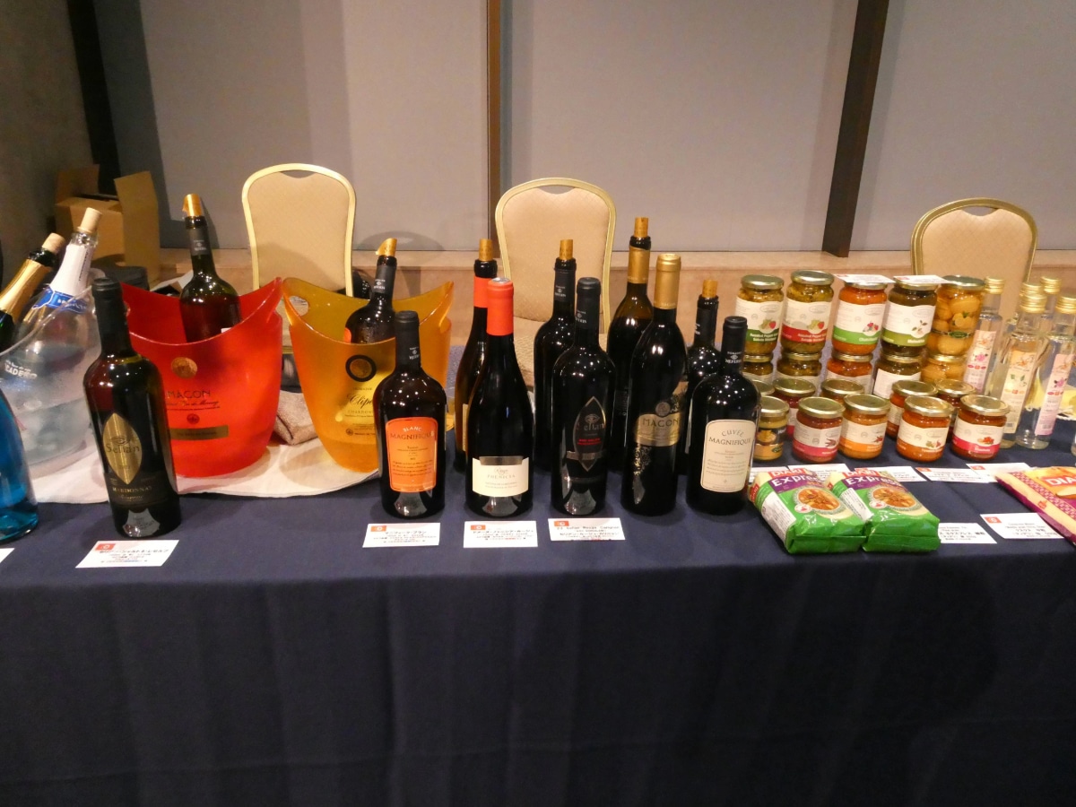 Table displaying Tunisian wines, jars of preserves and packaged food products at the reception